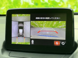 後方確認をサポートするカメラが搭載されています。駐車時の安全性向上に貢献します。