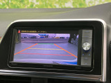 後方確認が容易なモニター画面です。駐車時の安全性向上に貢献し、狭い場所でもスムーズな操作をサポートします。運転に自信がない方にもおすすめです。