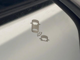 【ブラインドスポットインフォメーション】走行中、ドアミラーの死角になりやすい箇所に後続車が接近するとサイドミラー付近に警告を表示、ドライバーに注意喚起をしてくれます。