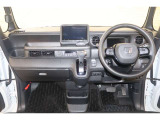 操作性に優れた運転席となります!小物入れや各ボタンの配置にこだわり、使いやすいです!座り心地もよく視認性も良好なのでロングドライブもお任せ下さい!