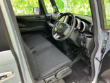 運転席側の空間は、ゆったりと広々としています。シートの形状も工夫されており、長時間の運転でも疲れにくいでしょう。視界も良好です。