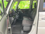 運転しやすい視界と、操作しやすい配置が特徴。快適なドライブをサポートする、機能的な空間です。安全運転を支援します。