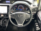 インテリアに合わせたデザインのステアリングは、運転される方のことも考え、運転しやすい形状、大きさです。是非一度、実際に触ってお確かめください。
