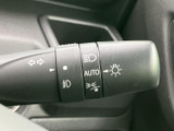 操作しやすい位置に配置されたウインカーレバーで、スムーズな車線変更をサポートします。安全な運転に貢献します。