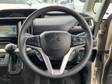 握りやすいステアリングは、運転時の操作性を高めます。オーディオやハンズフリー通話など、便利な機能も搭載されています。