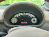 視認性の高いメーター類で、運転に必要な情報をしっかり確認できます。走行距離表示で、これまでの走行履歴も一目でわかります。運転状況を把握しやすいデザインです。