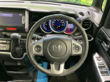 【純正革巻きステアリング】上質な革を使用することで、手にしっかり馴染みとても運転しやすいハンドルです♪
