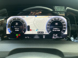 【Digital Cockpit Pro】基本の速度計とタコメーターの表示に加え、中央にドライビングデータやマップなどを少ない視線移動で視認できます。
