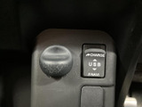 視認性の高いメーターで、速度やエンジン回転数などを確認しやすいです。運転に必要な情報を的確に把握でき、快適なドライビングをサポートします。
