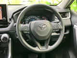握りやすい形状と操作性の良いステアリング。快適なドライビングポジションを確保し、運転の楽しさを高めます。