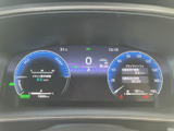 見やすいデザインのメータークラスター。必要な情報を分かりやすく表示し、運転に集中できる空間を実現しました。