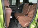 運転席からの視界は広く、運転操作もスムーズに行えます。落ち着いた雰囲気の室内空間が、ドライバーをリラックスさせてくれます。