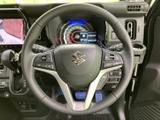 握りやすい形状で、運転操作をサポート。操作性にも優れており、スムーズなハンドリングを実現します。運転の楽しさを感じられます。