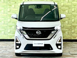 【LEDヘッドランプ】ハロゲンヘッドランプの約2倍の光量でより明るく遠くを照射。視認性、長寿命、省電力に優れ、スタイリッシュな白光色も魅力
