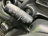 操作しやすい位置に配置されたウインカーレバー。スムーズな操作感で、安全な車線変更をサポートします。運転の信頼性を高めます。