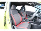 運転席も使用感が少なくキレイな状態が保たれております!特別グレードによるブラック/レッドシート搭載!