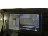 【全周囲モニター】車を上空から見下ろしたような映像をカーナビ画面に映し出し、車庫入れや縦列駐車をサポートしてくれます。