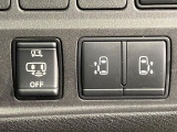 【ハンズフリー機能付き両側パワースライドドア】スライドドアの下に足先を入れてすぐ引くと、自動的にスライドドアが開閉します!荷物で両手がふさがった状態でも、ドアの開閉ができてとっても便利!