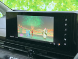 停車中にTVや動画を楽しむことができます。後部座席での移動時間を、より快適に過ごせるようサポートします。