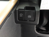 指先だけで操作ができる「電動パーキングブレーキ」搭載。オートモードの場合、シフトを「P」レンジにすると自動でパーキングブレーキが作動します。またアクセルを踏むと自動解除される為、発進がスムーズです。