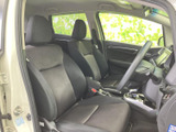 運転席からの視界が広く、運転しやすい空間設計です。シートの形状も工夫されており、長時間のドライブでも疲れにくいでしょう。