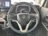 握りやすいステアリングは、長時間の運転でも疲れにくい設計。操作性にも優れ、快適なドライビングをサポートします。