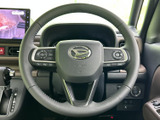 握りやすいステアリングは、運転操作をスムーズに。オーディオやハンズフリー通話など、便利な機能も搭載されており、運転に集中できます。