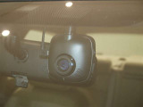 【ドラレコ前】今では車の必需品です。運転中の映像や音声を記録して残します。事故などが起きた場合の証拠になるので、もしもの時に役立ちます。