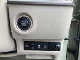 ボタン1つでエンジンを始動【キーレスプッシュスタート】!各機能のスイッチは運転席から操作ラクラク。