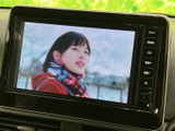 停車中には、お気に入りの番組や映像を楽しめます。長距離移動時の移動時間を快適に過ごせる便利な機能です。