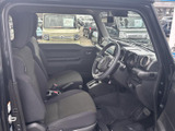 運転席周りは、シンプルで機能的なデザイン。操作しやすい配置で、快適なドライビングをサポートします。