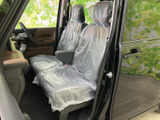 運転席からの視界は広く、運転操作もスムーズに行えます。快適なドライビングポジションを実現し、安全な運転をサポートします。見やすい配置です。