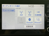 多様な入力に対応し、お好みの音楽をクリアに楽しめます。快適なドライブには欠かせない装備です。