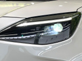 【LEDヘッドライト】悪天候や夜間走行時も良好な視界を確保し安心して運転できる高輝度LEDヘッドライトを装備!点灯速度が早く、消費電力も抑えられています。