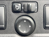 【電動格納ミラー】サイドミラーは電動格納式となっており、狭い駐車場でもキズがつくリスクを抑えられます。