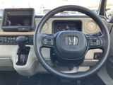 握りやすい形状で、操作性も良好なステアリング。運転中の姿勢をサポートし、快適なドライビング体験を実現します。操作ボタンも配置され便利です。