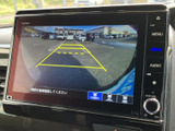 駐車時の安全性を高めるバックモニター。狭い場所でも、後方の状況を的確に確認できます。