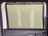 【ロールサンシェイド】は太陽光を防ぐので冷房の効きを良くする効果もあります。エアコンを控えめにすれば燃費向上も見込めます。