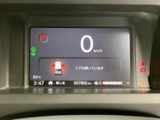 見やすいデジタルメーターが、運転に必要な情報をしっかりと表示します。車両情報もひと目で確認できるため、安全運転をサポートします。