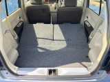 リヤシートを倒すとフルフラットになります。人・荷物に合わせて自由にシートアレンジが出来ます。カンタン操作なのでラクラクアレンジ可能。