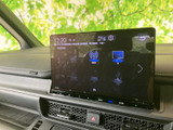 様々な情報を表示できるモニターが、運転をサポート。車両情報や設定変更も簡単に行えます。利便性の高い装備です。