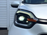 【LEDヘッドライト】悪天候や夜間走行時も良好な視界を確保し安心して運転できる高輝度LEDヘッドライトを装備!点灯速度が早く、消費電力も抑えられています。