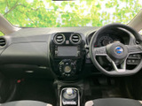 運転席周りの空間は、シンプルで機能的にまとめられています。操作しやすい配置で、快適な運転をサポートします。広々とした室内空間も魅力です。