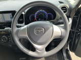 握りやすいステアリングは、運転時の操作性を高めます。滑りにくく、確実なハンドリングを実現。快適なドライビングをサポートします。