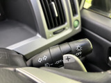 操作しやすいウインカーレバーは、スムーズな車線変更をサポートします。直感的な操作で、安全な運転をサポートします。