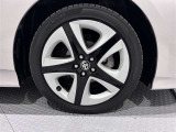 樹脂キャップ付きアルミホイールを装備、タイヤサイズは215/45R17です。