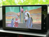 停車中には、TVや映像コンテンツをお楽しみいただけます。長距離移動や休憩時間も快適に過ごせる、便利な機能です。後部座席の方にもおすすめです。