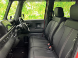 運転に集中できる、シンプルで機能的なコクピット。操作しやすいスイッチ類が配置されており、快適なドライビングをサポートします。