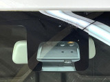 【スズキ セーフティサポート】走行中に前方の車両等を認識し、衝突しそうな時は警報とブレーキで衝突回避と被害軽減をアシスト。より安全にドライブをお楽しみいただけます。