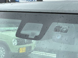 【スズキ セーフティサポート】走行中に前方の車両等を認識し、衝突しそうな時は警報とブレーキで衝突回避と被害軽減をアシスト。より安全にドライブをお楽しみいただけます。